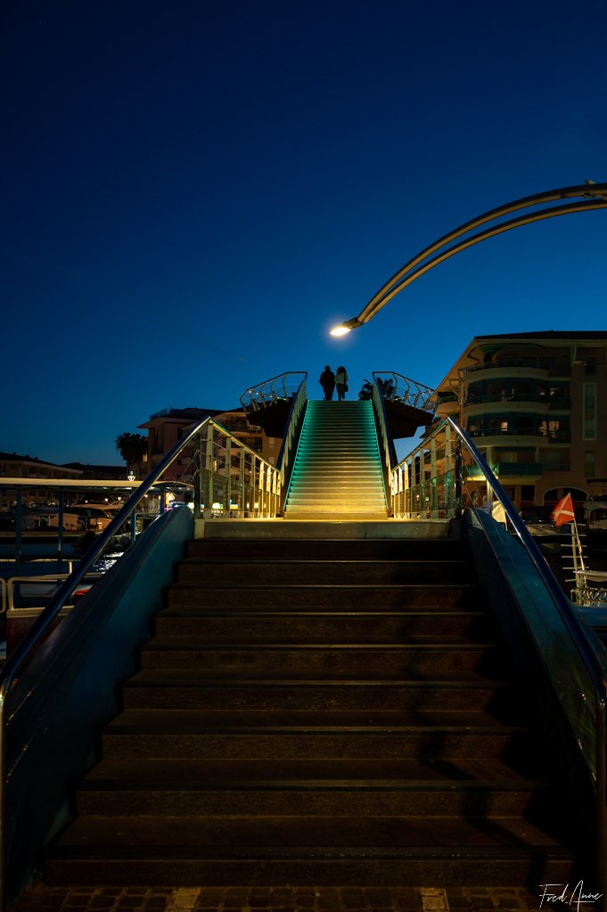 Couple sur la passerelle