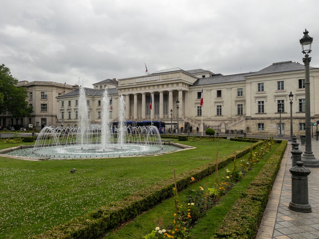 Loire à Vélo palais de justice de Tours
