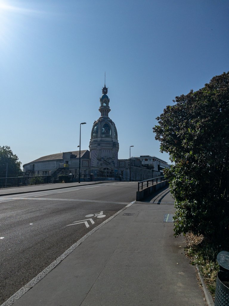 Loire à Vélo Usine Lu Nantes Le Lieu Unique