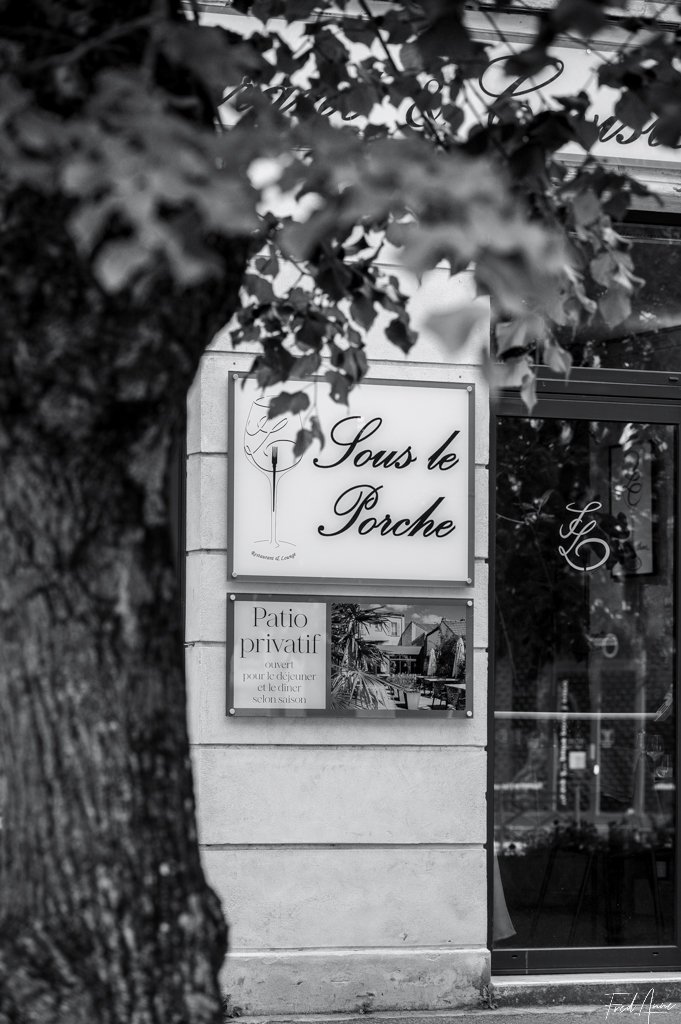 25 17 sous le porche